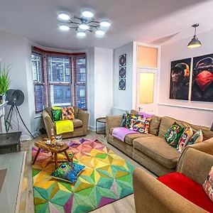 3 - Bedroom Townhouse In With Parking Brighton
