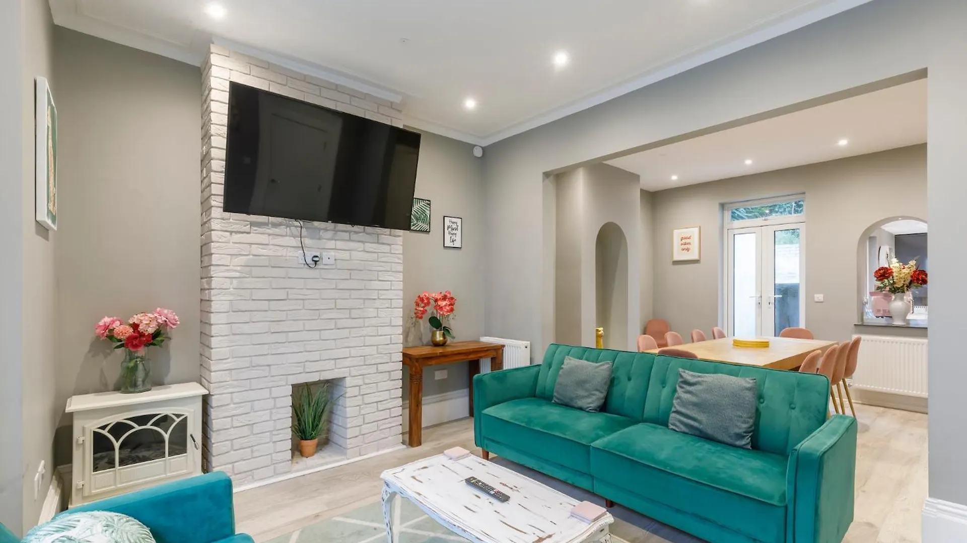 Central 6 Bedroom Townhouse location